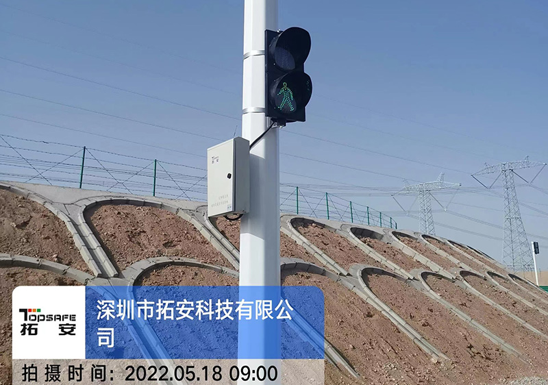 甘肃省酒泉市太阳能国风款LED交通信号灯